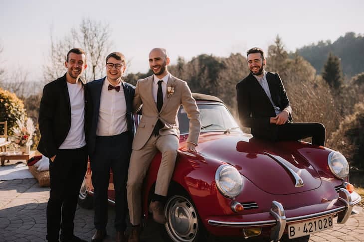 amigos novio masia boda