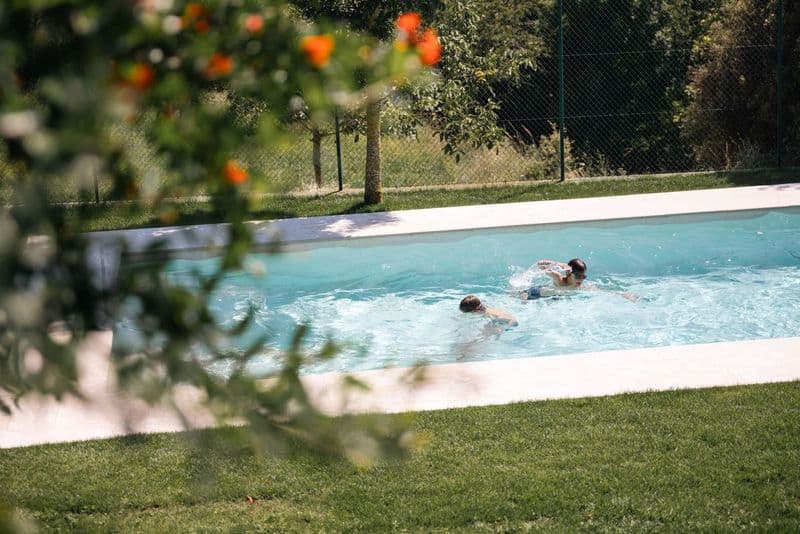 ninos piscina