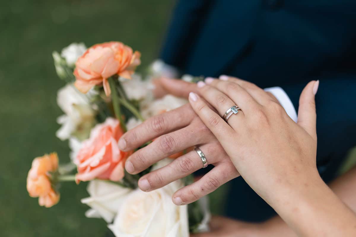 Pareja recordando su historia y revisando fotos en su aniversario de bodas