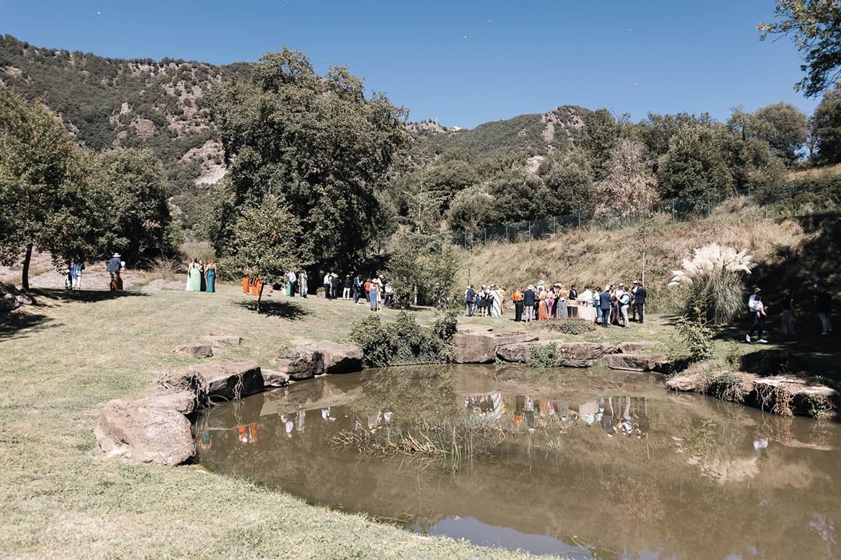 Pareja disfrutando de un aniversario de bodas en plena naturaleza