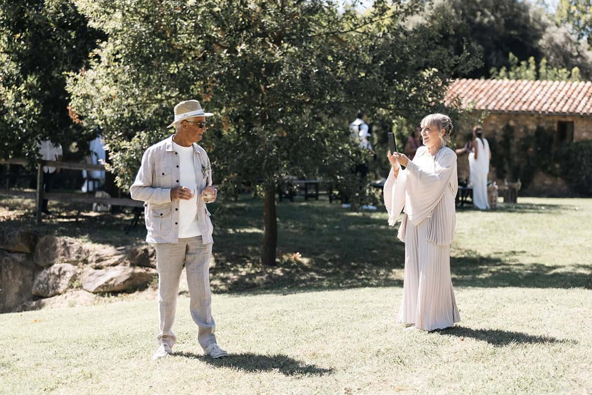 Pareja disfrutando de una experiencia especial para su aniversario de bodas