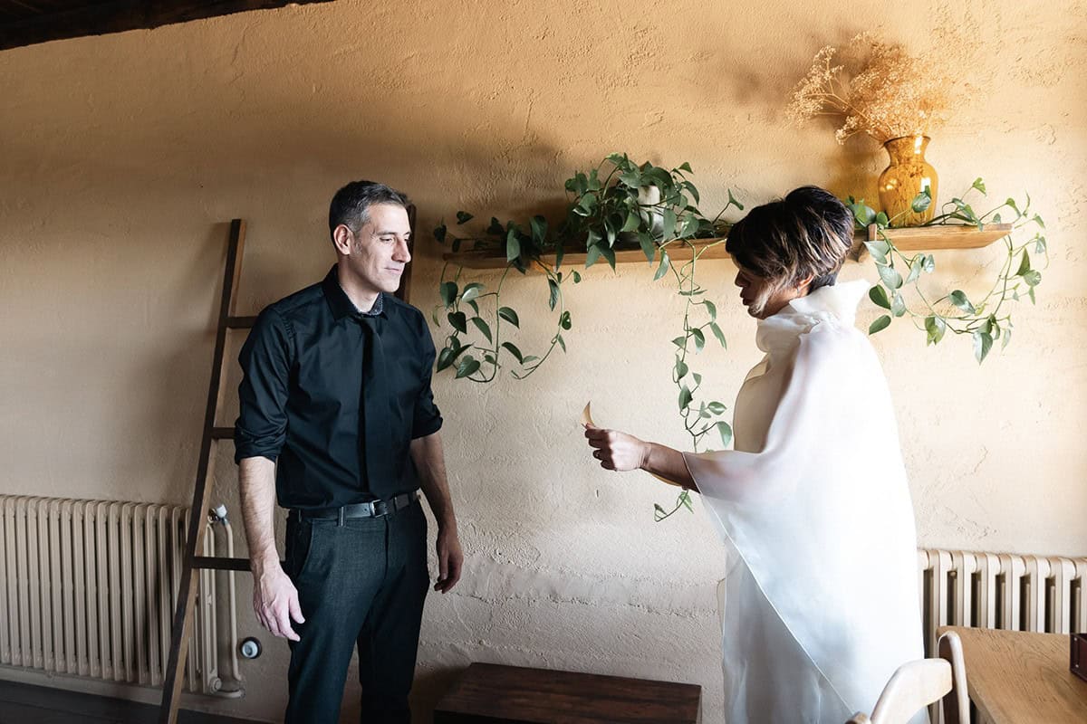 Pareja celebrando su aniversario de bodas en un entorno íntimo y cuidado
