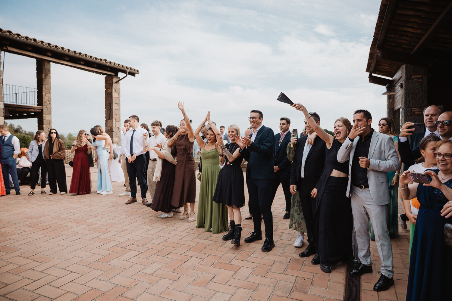 Invitados durante el primer baile de boda Invitados acompañando a los novios durante el baile nupcial